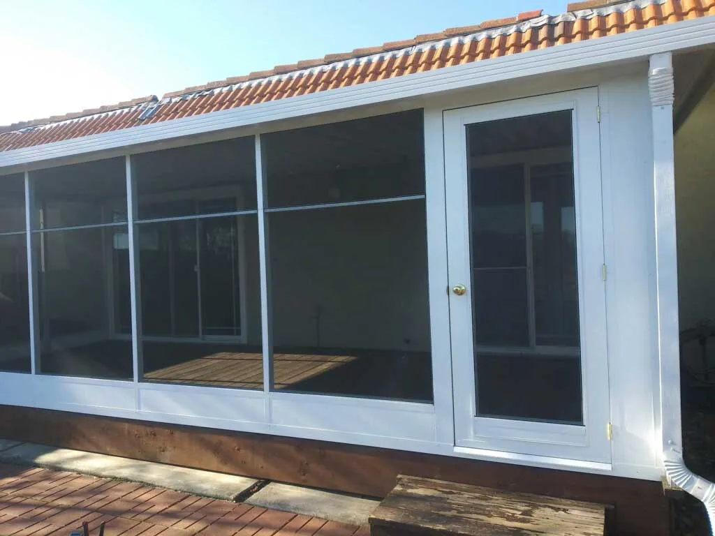 Enclosed screened patio room